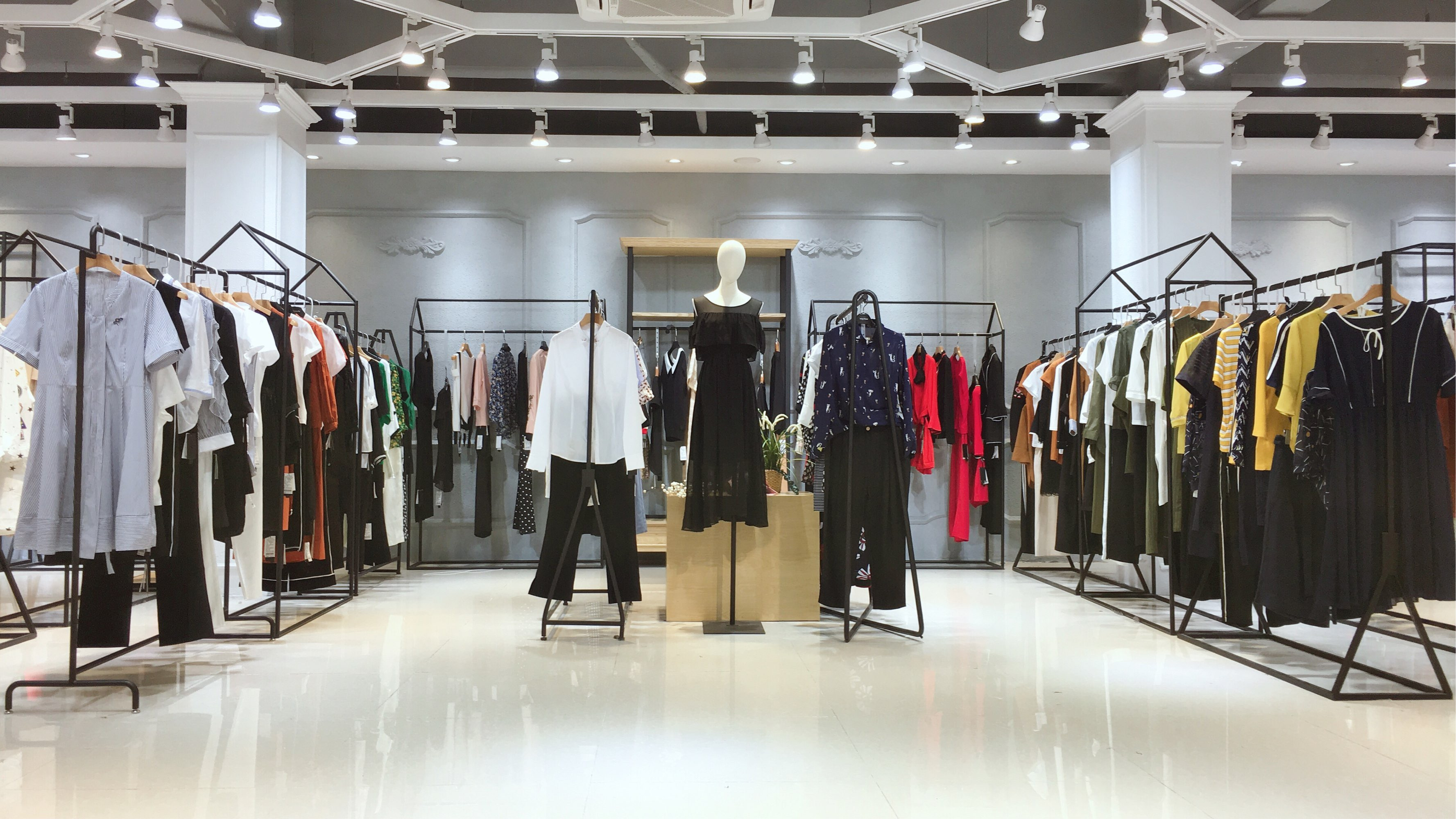 品牌折扣女裝店如何選擇貨品風(fēng)格